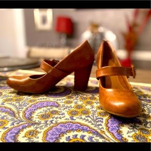 Euro soft, size 6,  3 inch brown leather heels!